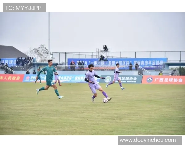 贾指导足球：从战术分析到实战演练全方位提升青少年足球水平的探索与实践